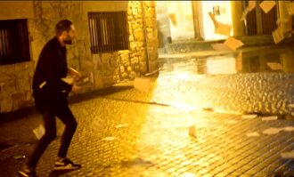 Performance realizada en Alsasua contra la "involución humana" |  Omar Jerez y Julia Martínez