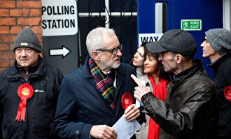Jeremy Corbyn, este jueves al salir de su colegio electoral |  EFE