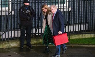 Boris Johnson llegando a Downing Street con su novia |  EFE
