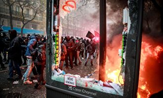 Manifestantes se enfrentan a la policía antidisturbios francesa I EFE