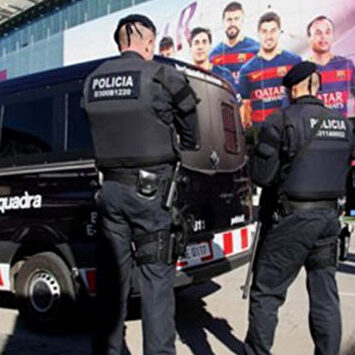 Los Mossos d'Esquadra, encargados de la seguridad fuera del estadio. |  Archivo