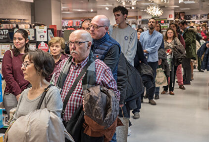 Cientos de personas colapsan otra vez El Corte Inglés en la firma de libros de Jiménez Losantos