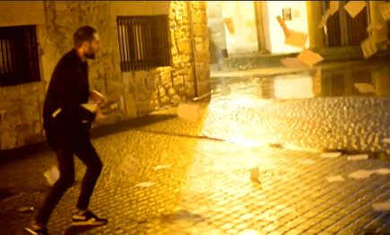 Performance realizada en Alsasua contra la "involución humana" |  Omar Jerez y Julia Martínez