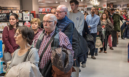 Cientos de personas colapsan otra vez El Corte Inglés en la firma de libros de Jiménez Losantos