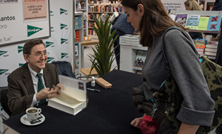 Cientos de personas colapsan otra vez El Corte Inglés en la firma de libros de Jiménez Losantos