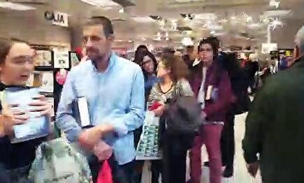 Federico Jiménez Losantos vuelve a colapsar El Corte Inglés para firmar sus libros