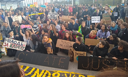Protestas de jóvenes estudiantes y Ecologistas en Acción  en Madrid