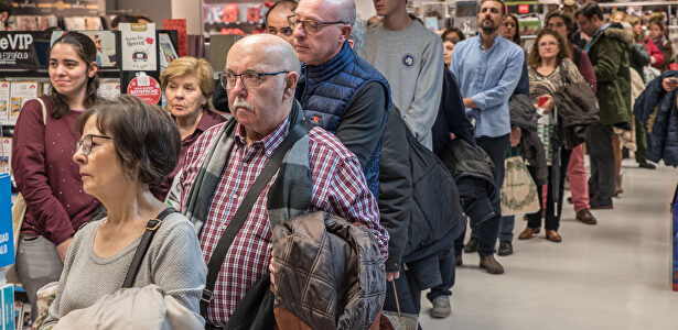 Cientos de personas colapsan otra vez El Corte Inglés en la firma de libros de Jiménez Losantos