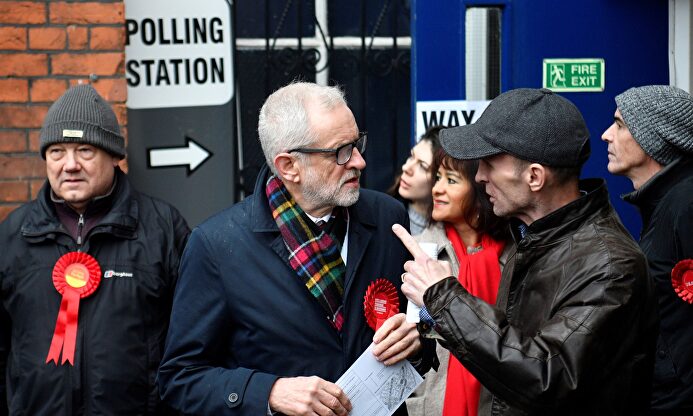 Jeremy Corbyn, este jueves al salir de su colegio electoral |  EFE