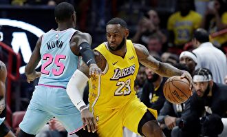 LeBron James, en acción ante los Miami Heat. | EFE