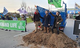 Activistas de Extinction Rebellion, multados por tirar caca de caballo. |  Europa Press