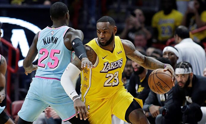 LeBron James, en acción ante los Miami Heat. | EFE