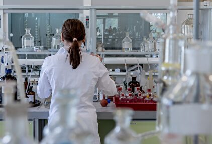 Investigadora en un laboratorio. | Pixabay