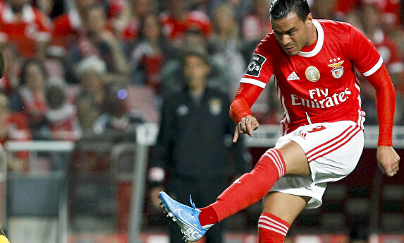 Raúl de Tomás sufre en el Benfica |  EFE