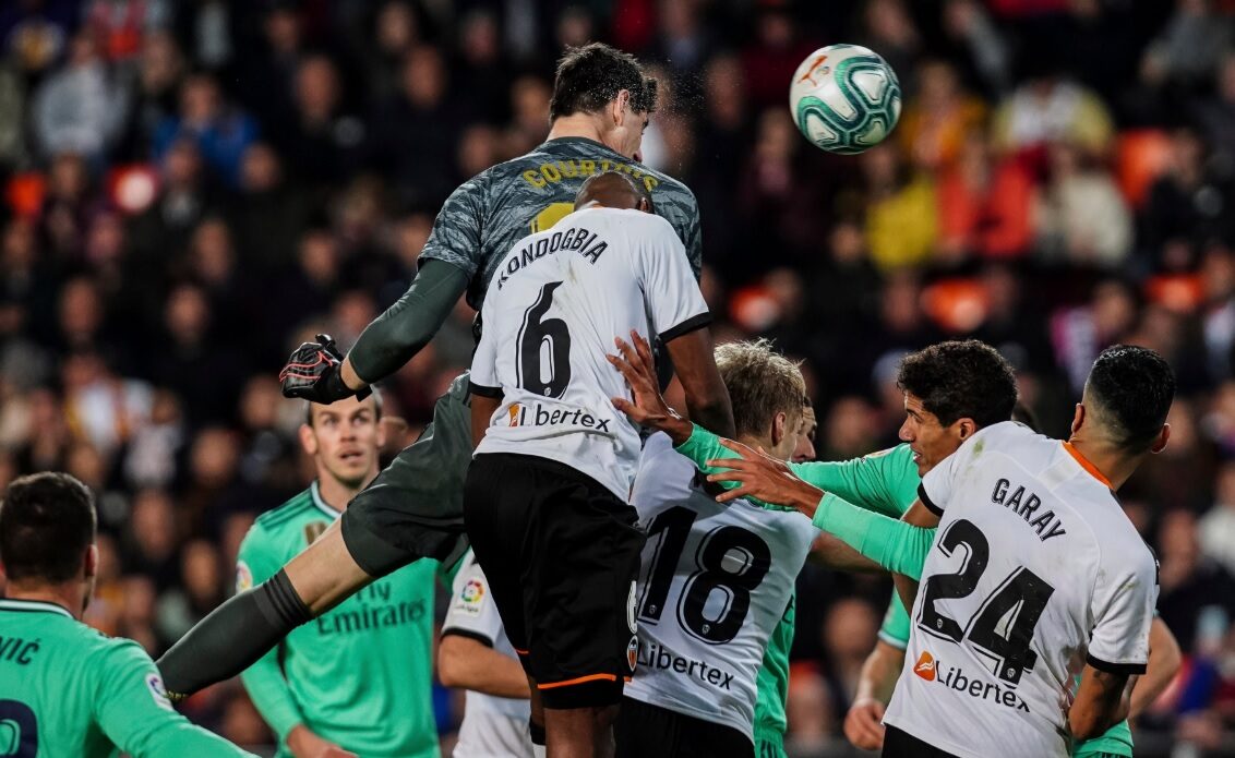 Courtois remate el saque de esquina. |  EFE