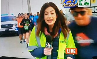 El momento donde Thomas Callaway tocó el culo de Alex Bozarjian |  Captura de TV