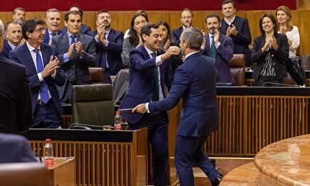 Diputados andaluces celebran con Moreno y Bravo la aprobación de los Presupuestos |  EFE