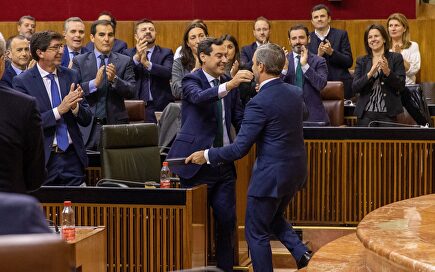 Diputados andaluces celebran con Moreno y Bravo la aprobación de los Presupuestos |  EFE