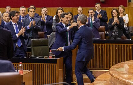 Diputados andaluces celebran con Moreno y Bravo la aprobación de los Presupuestos |  EFE