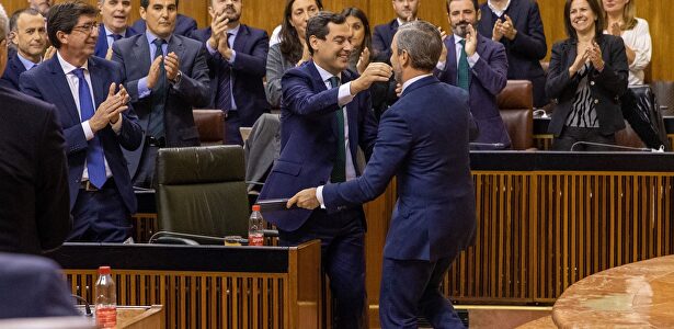 Diputados andaluces celebran con Moreno y Bravo la aprobación de los Presupuestos |  EFE