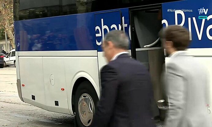 El vídeo viral de cómo Tavares, un gigantón de 2,21, sale del autobús del Real Madrid