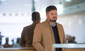 Pedro Sánchez obedece al instante a Rufián	