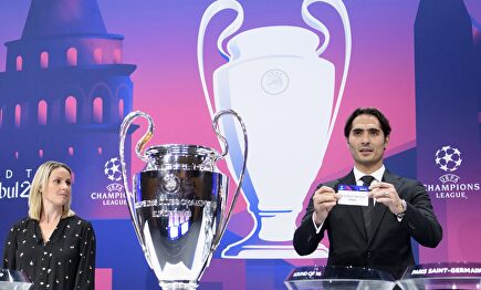 Hamit Altintop (d), durante el sorteo de Champions celebrado en Nyon. |  EFE