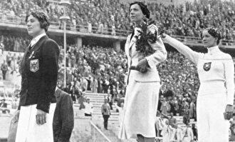Helene Mayer celebrando su medalla de plata en los Juegos Olímpicos de Berlín con el saludo nazi. |  Wikipedia