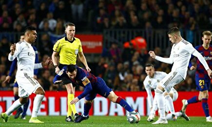 Valverde y Casemiro destrozaron la sala de máquinas del Barcelona |  EFE