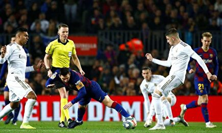 Valverde y Casemiro destrozaron la sala de máquinas del Barcelona |  EFE