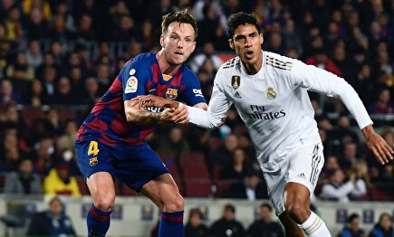 Raphael Varane disputa un balón con Ivan Rakitic. |  EFE