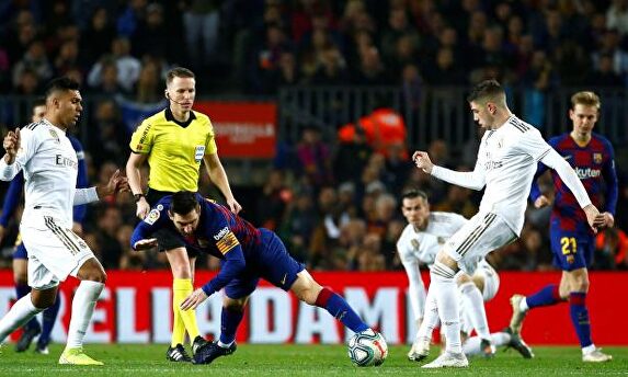 Valverde y Casemiro destrozaron la sala de máquinas del Barcelona |  EFE