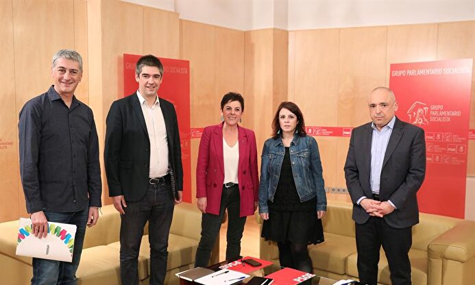 Lastra y Simancas con representantes de Bildu. | EFE