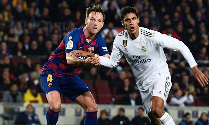 Raphael Varane disputa un balón con Ivan Rakitic. |  EFE