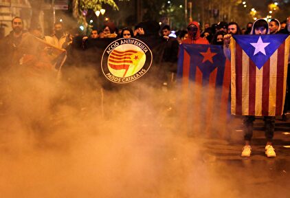 Tsunami durante los disturbios de anoche. |  EFE