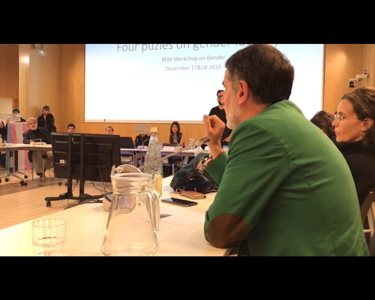 Pablo de Lora (a la derecha, de verde), en el acto en que fue boicoteado |  Imagen de TV