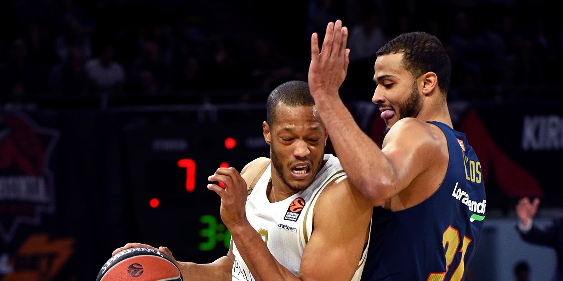 Real Madrid y FC Barcelona se colocan en lo alto de la clasificación. Valencia Basket y Baskonia que destituye a Perasovic a 2 victorias del Playoff Real Madrid y FC Barcelona se colocan en lo alto de la clasificación. Valencia Basket y Baskonia que destituye a Perasovic a 2 victorias del Playoff
