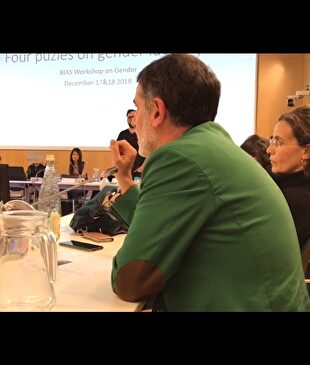 Pablo de Lora (a la derecha, de verde), en el acto en que fue boicoteado |  Imagen de TV