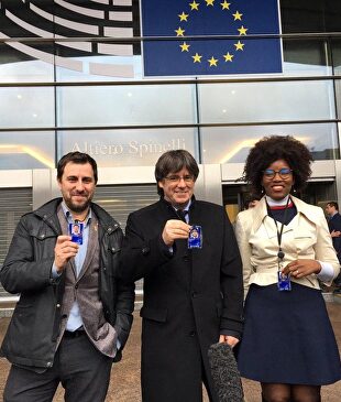 Puigdemont y Comín exhiben sus credenciales provisorias de eurodiputados |  PDeCAT