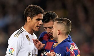 Raphael Varane disputa un balón con Ivan Rakitic. |  EFE
