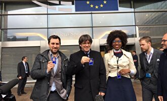 Carles Puigdemont junto a Toni Comín tras acreditarse en el Parlamento Europeo |  PDeCAT