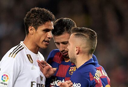 Raphael Varane disputa un balón con Ivan Rakitic. |  EFE
