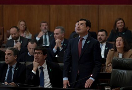 Bendodo, Marín y Moreno, durante el apagón que se produjo este jueves en la sesión parlamentaria |  EFE