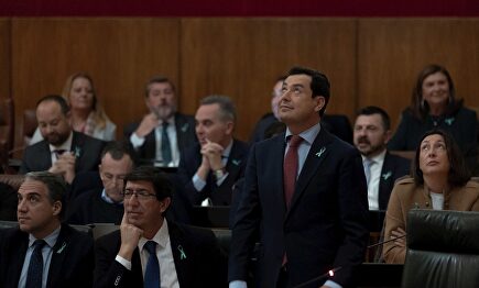 Bendodo, Marín y Moreno, durante el apagón que se produjo este jueves en la sesión parlamentaria |  EFE