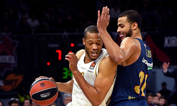 Anthony Randolph (i), en acción ante Shavon Shields. |  EFE