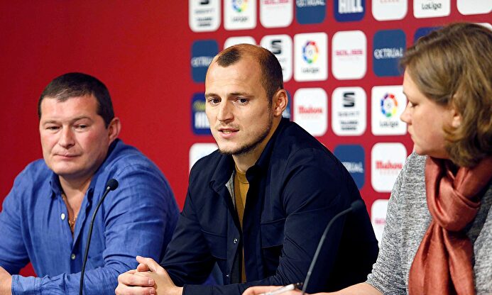 Zozulia no estuvo solo en la rueda de prensa. |  EFE