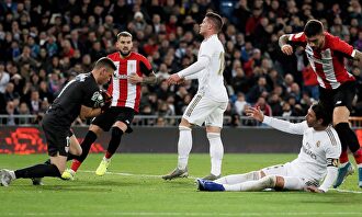 Jovic (c) se lamenta tras mandar un cabezazo al larguero. |  EFE