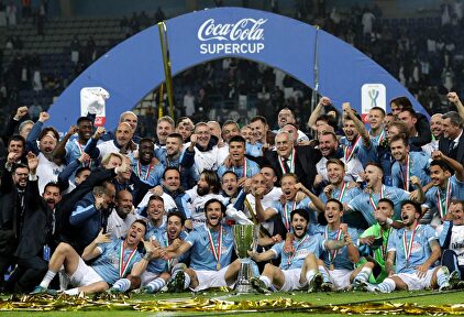 Los jugadores de la Lazio posan con el trofeo de la Supercopa de Italia. |  EFE