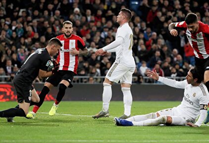 Jovic (c) se lamenta tras mandar un cabezazo al larguero. |  EFE