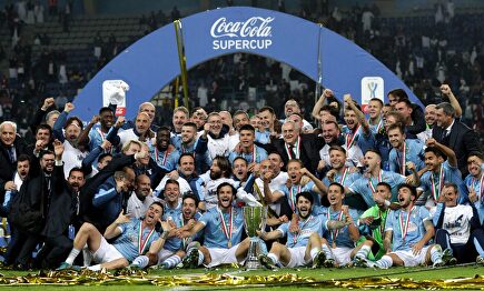 Los jugadores de la Lazio posan con el trofeo de la Supercopa de Italia. |  EFE